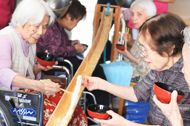 お食事はみんなで楽しく